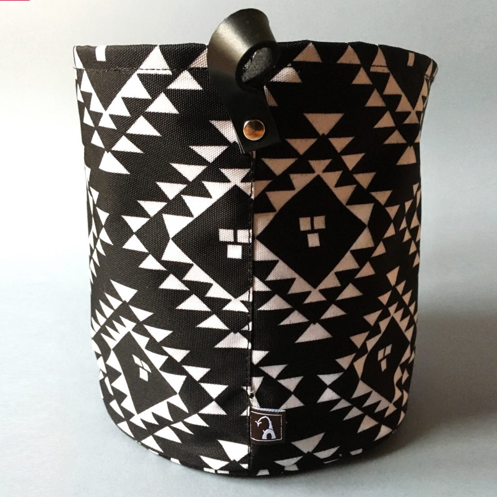 tekstilna korpca crno bela sa ornamentom