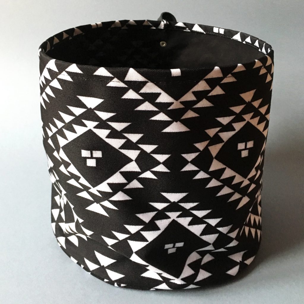 tekstilna korpca crno bela sa ornamentom