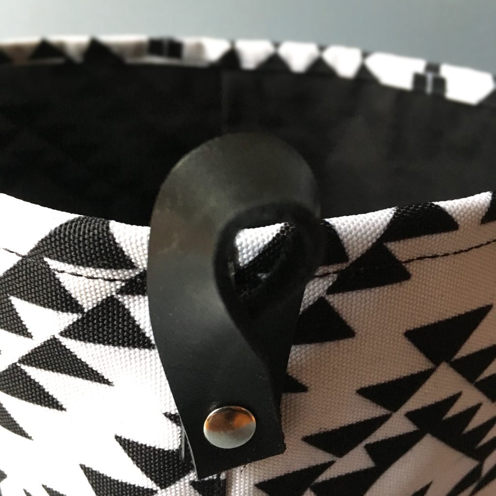 tekstilna korpica crno bela sa ornamentom